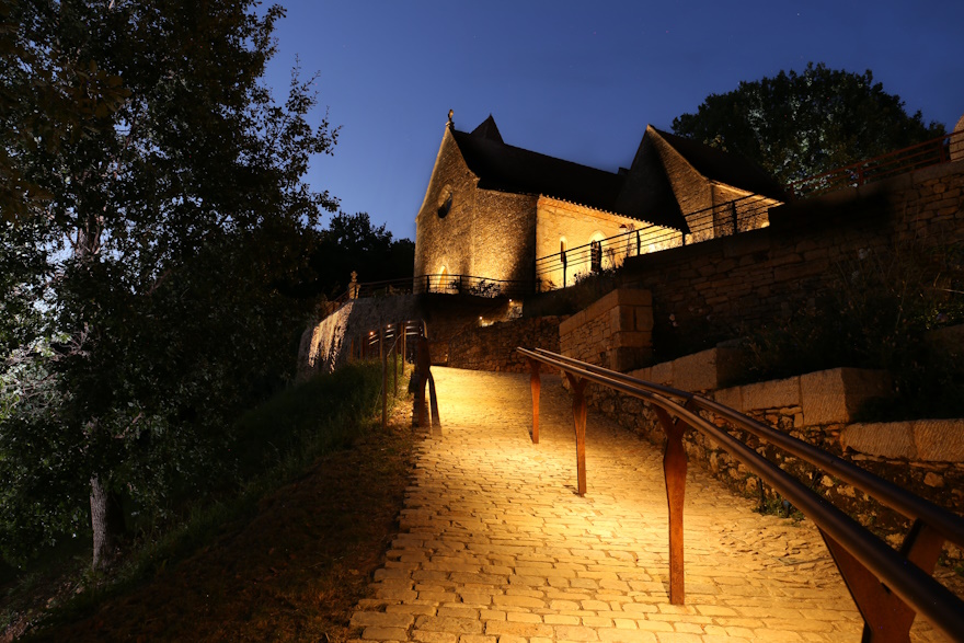 Photo du sentier de Bonaguil, à Saint-Front-sur-Lémance/ Éclairage conçu et réalisé par Quartiers Lumières.