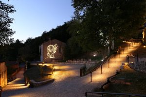 Photo du sentier de Bonaguil, à Saint-Front-sur-Lémance/ Éclairage conçu et réalisé par Quartiers Lumières.