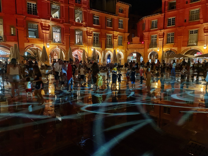 Photo de la place Nationale, Montauban, par Quartiers Lumières. Dossier éclairage extérieur