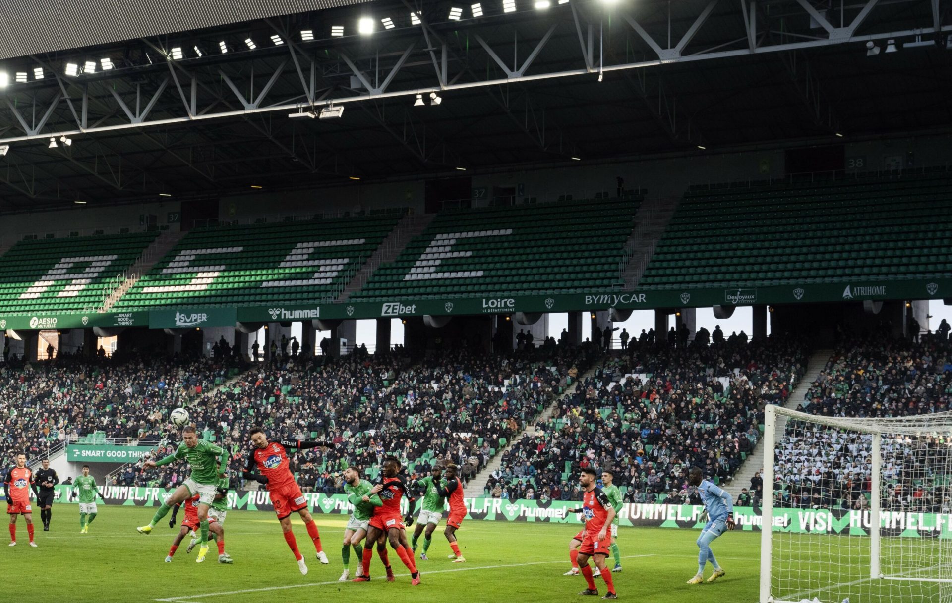 Thorn éclaire le stade Geoffroy-Guichard à Saint-Étienne