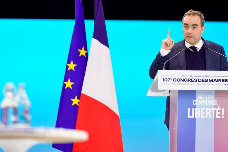 Sebastien Lecornu annonce le report des échéances du décret BACS lors de son discours devant l'AMF