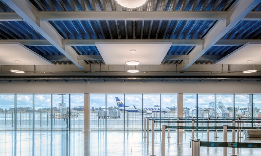 Florian Martin : "rénovation et innovation par Trilux dans les espaces intérieurs" (Lumières N°55 - Cahier technique - Éclairage des aéroports 2/5)